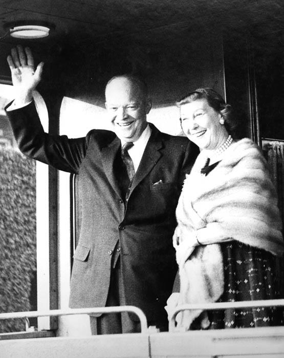 Eisenhower and Mamie wave 